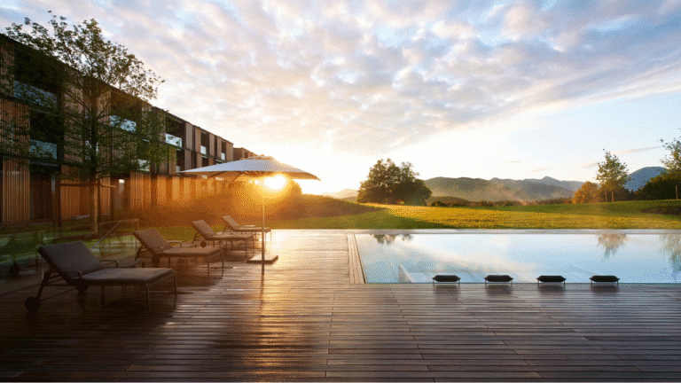 Lanserhof Tegernsee Hotelansicht mit Pool