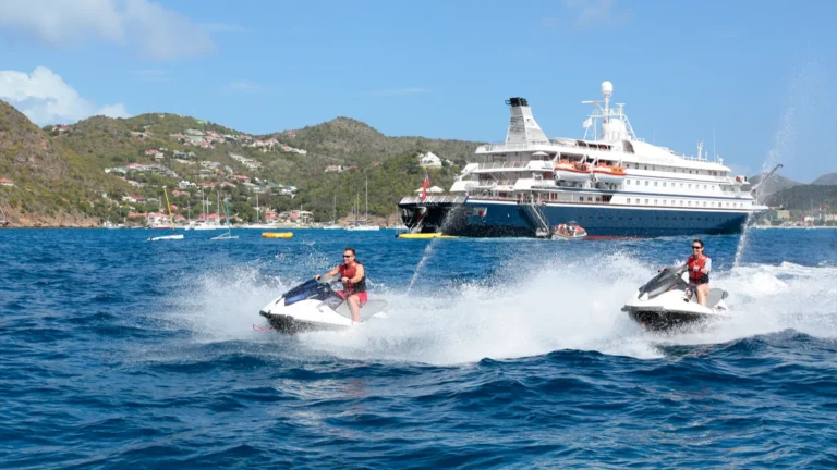 seadream yacht club schiffsansicht mit jetskies davor